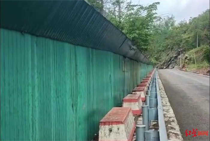 ↑公路边的围栏 据视频截图