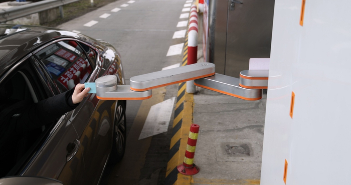 ▲在G15曹安公路收费站应用上海首台智能发卡设备