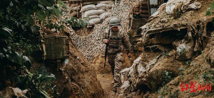 ↑6月27日,乌克兰士兵米哈伊洛在乌东部托雷斯克近邻前方阵脚的战壕中行走