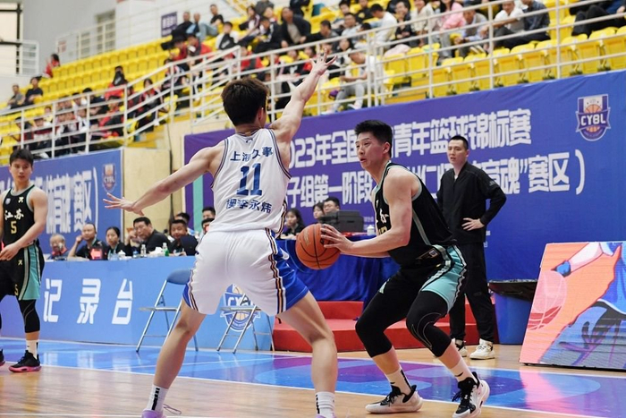 图注：偰李永炜在国内青年篮球锦标赛的赛场上
