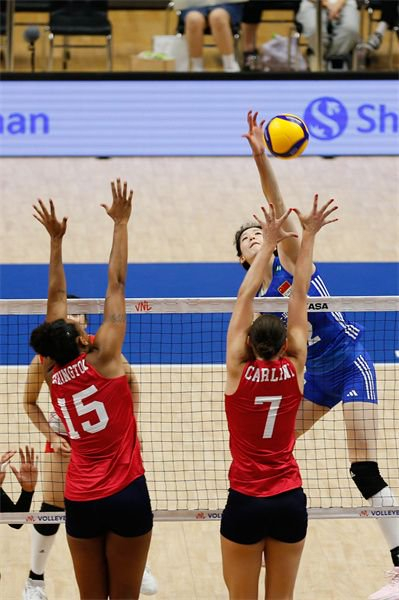 图说：李盈莹（右上）在比赛中扣球