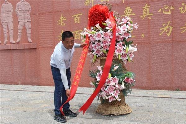 图为汪其传同志代表大家在向烈士敬献花篮