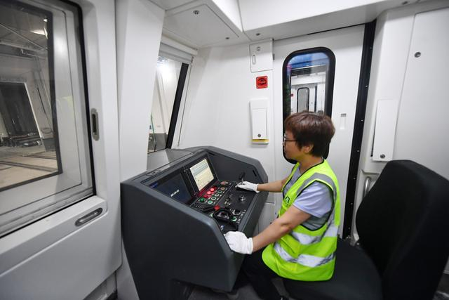 北京地铁17号线列车驾驶室。新京报记者 王贵彬 摄