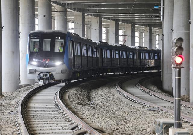 7月3日，北京地铁17号线列车驶入北段歇甲村车辆段。新京报记者 王贵彬 摄