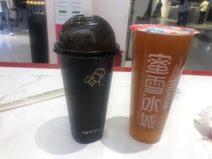 左：喜茶，右：蜜雪冰城。图源：作者拍摄