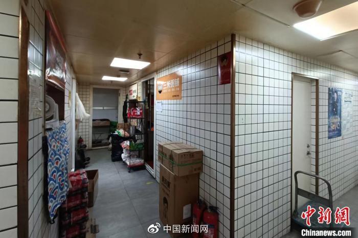 北京市朝阳区定福庄某处的“幽灵外卖”。 左雨晴 摄