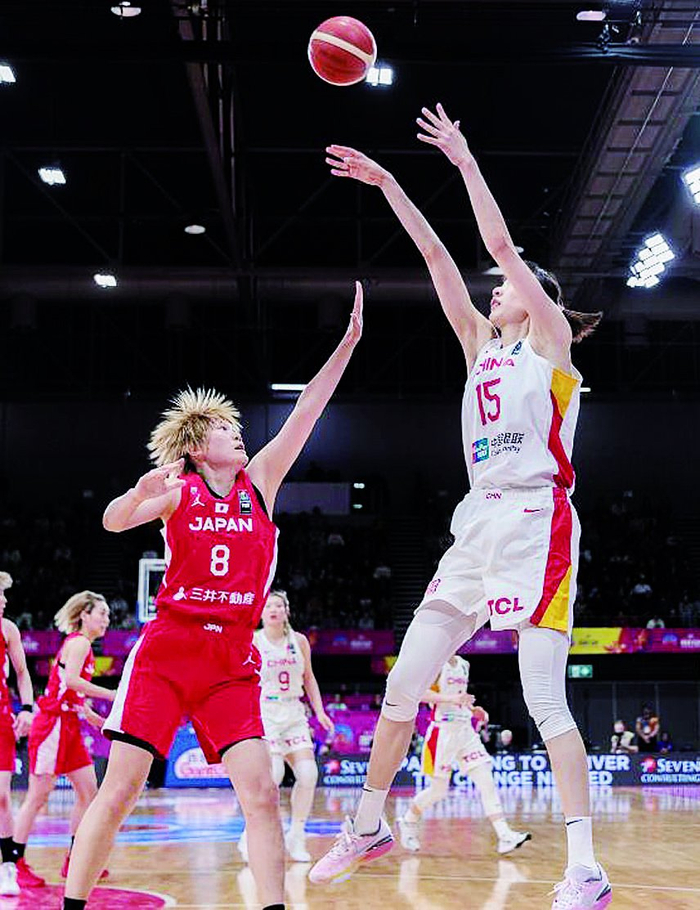     中国队球员韩旭在比赛中远投。 新华社发