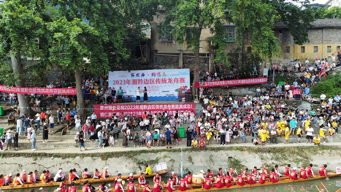 比赛现场人山人海