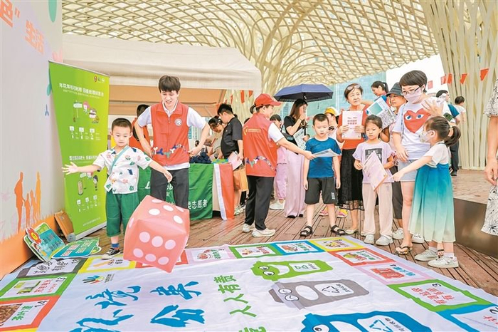 ▲垃圾分类小游戏吸引众多市民带着孩子打卡。