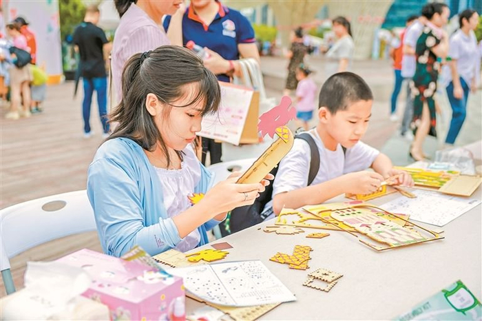 ▲现场设置了龙舟手工制作等传统非遗文化宣传体验项目。