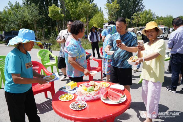 在阿克苏市龙潭湖公园房车营地，阿克苏市红桥街道双拥社区居民和疆内外的房车游客，共同欢度节日。通讯员申珍摄