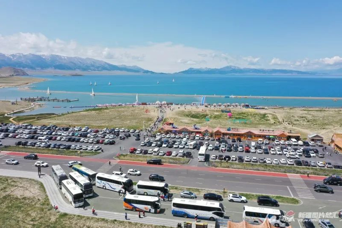 赛里木湖景区停车场停满车辆。孙玉新摄