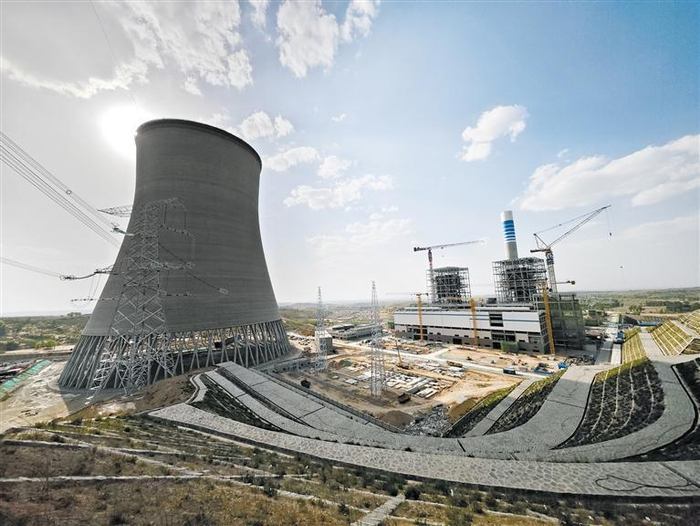 六月二十七日，榆林市靖边县红墩界煤电项目发电工程建设现场。