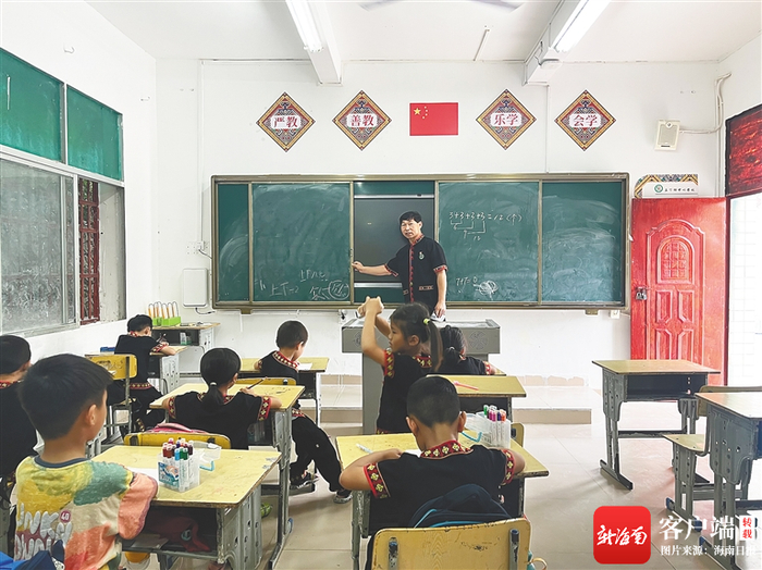 钟诚查看教学一体机使用情况。海南日报记者 刘婧姝 摄