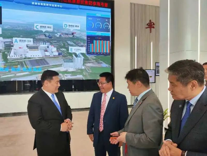 蒙古国总理奥云额尔登（左一）在康赛妮考察。