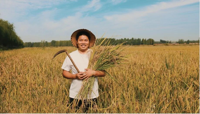 团十九大代表、山东省菏泽市曹县万亩荷塘水产种养殖专业合作社理事长 张哲瑜
