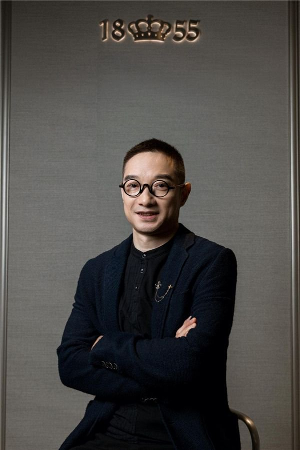离不开出身于珠宝世家的莱绅通灵董事长马骏