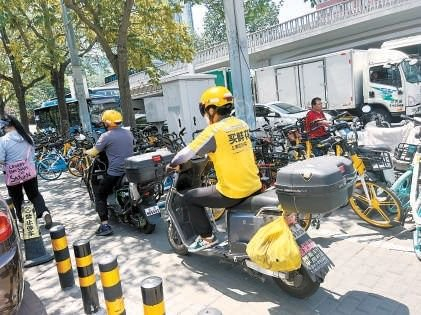 为了不绕路，直接骑上了便道。 图源：北京日报