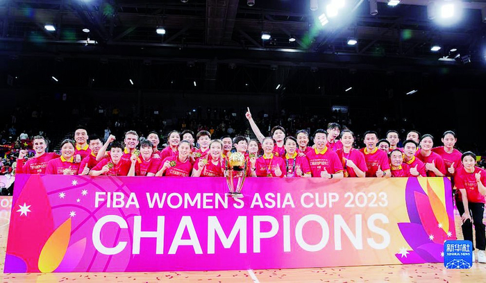     7月2日，中国队在颁奖仪式上庆祝。