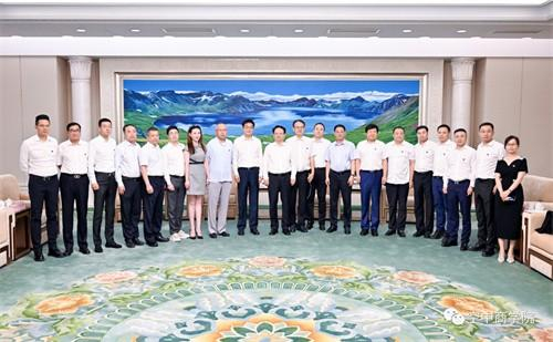 图：吉林省委书记景俊海（左十），省长胡玉亭（右八）与空中商学院企业家投资考察团合影