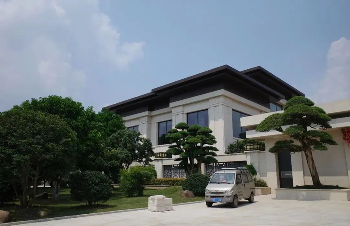 花园村内的豪宅 / 图源：盐财经记者 摄