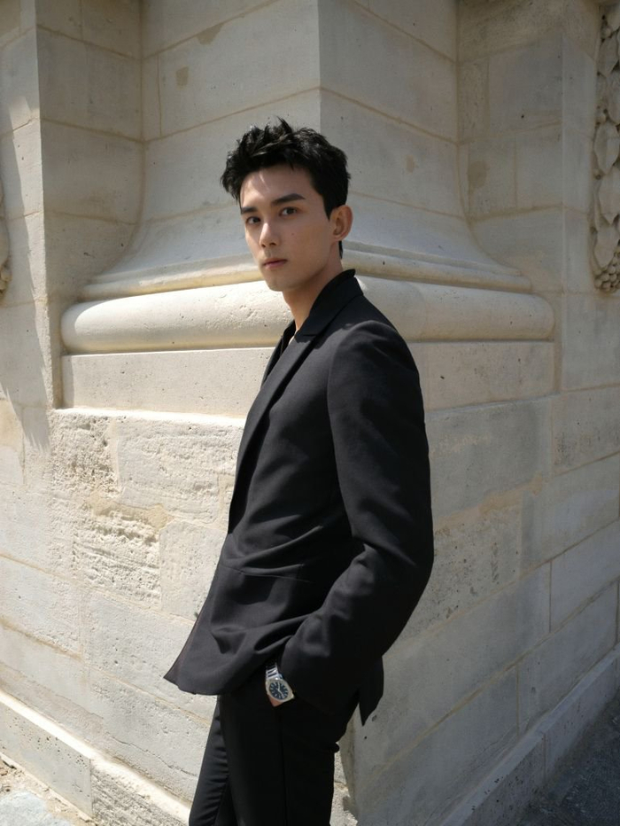 吴磊参加宝格丽品牌活动深v西装的造型一秒化身少年有成霸总