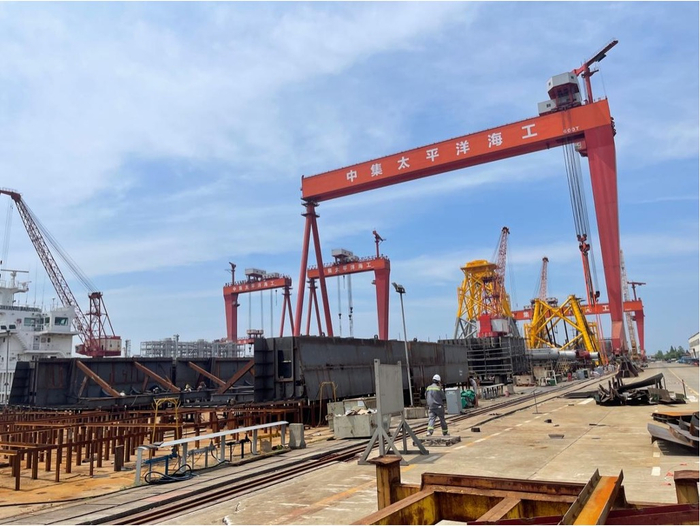 SOE西厂区，工人正在制作船体分段（财联社记者拍摄）