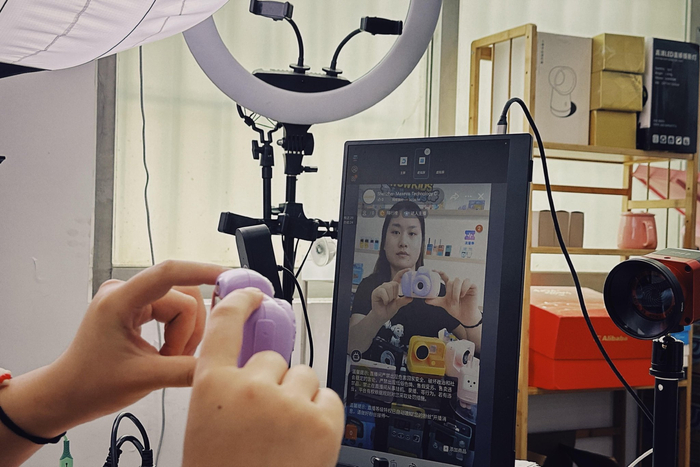 外贸员在直播间为海外买家介绍产品