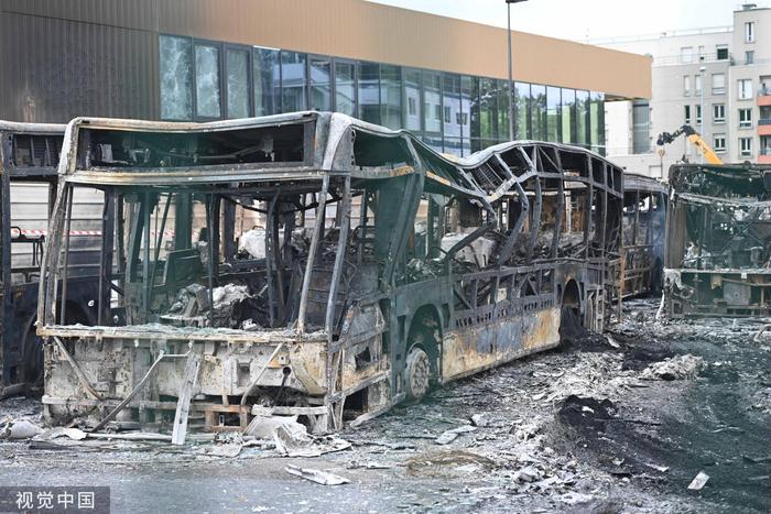 法国骚乱一夜间超2000辆车被烧成废铁，商店遭打劫