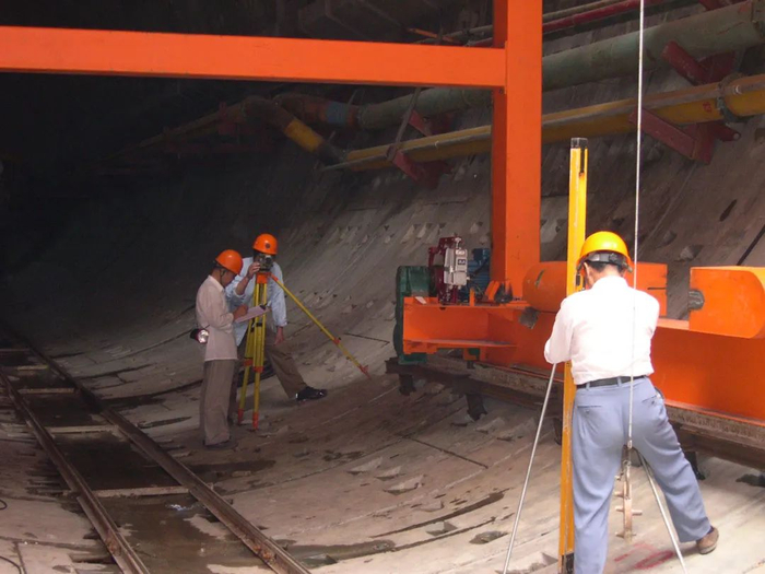 测量人员对上海地铁轴线进行复测。上海市地质调查研究院供图