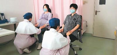 图为北京佑安医院产科，护士在为孕妇做产前的芳香呵护。