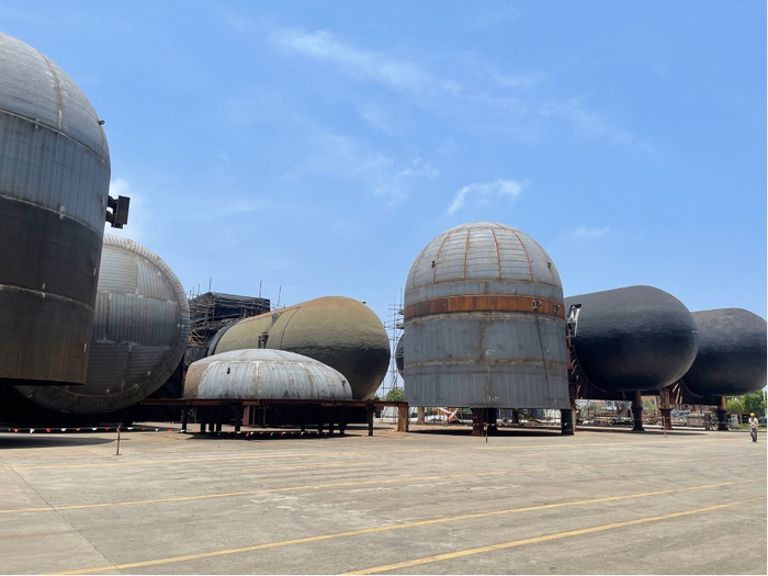 东厂区堆放的燃料罐（财联社记者拍摄）