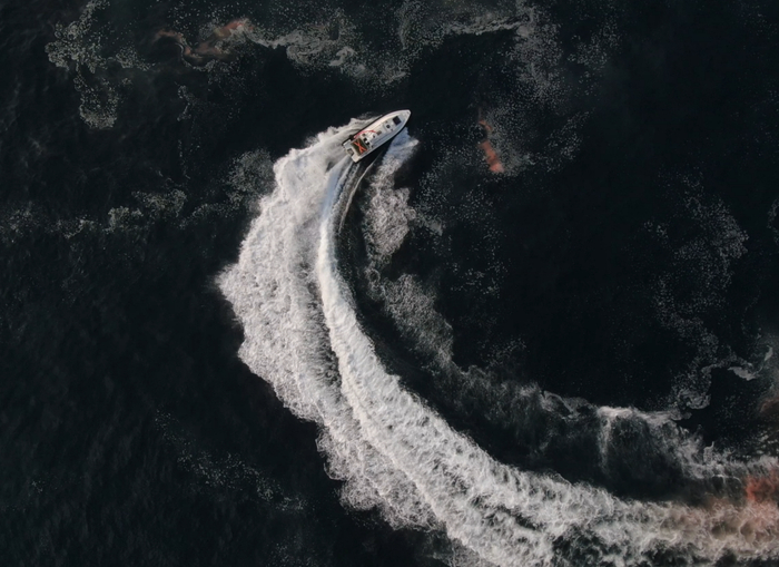 图 | 在海上快速机动的安防无人船