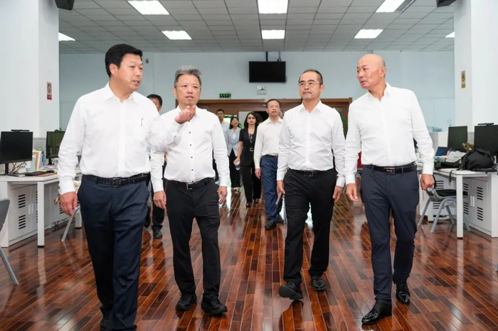 东北大学与爱尔眼科双方领导一同参观重点实验室