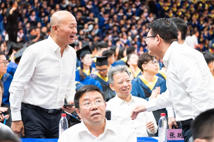 爱尔眼科医院集团董事长陈邦一行受邀参加东北大学2023研究生毕业典礼