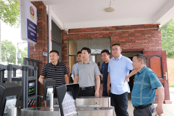 检查校门各出入口