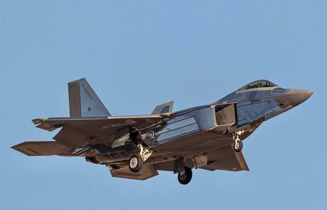 自2021年起，外界发现了一架覆盖有类似“镜面材料”的F-22在进行试飞，具体用途不明 图片来源：社交媒体