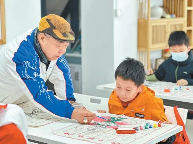 杨利平正在教孩子创作扎燕风筝。（资料图）