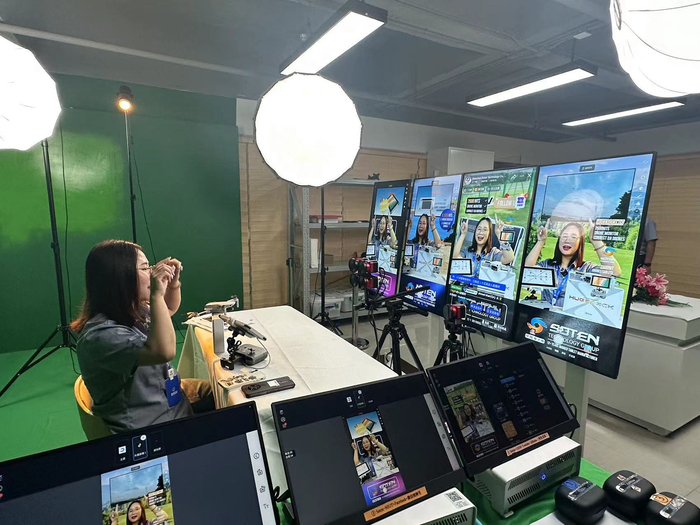 深圳硕腾科技跨境电商直播间，一个主播同时面对4个大屏幕直播 图片来源：每经记者 陈婷 摄