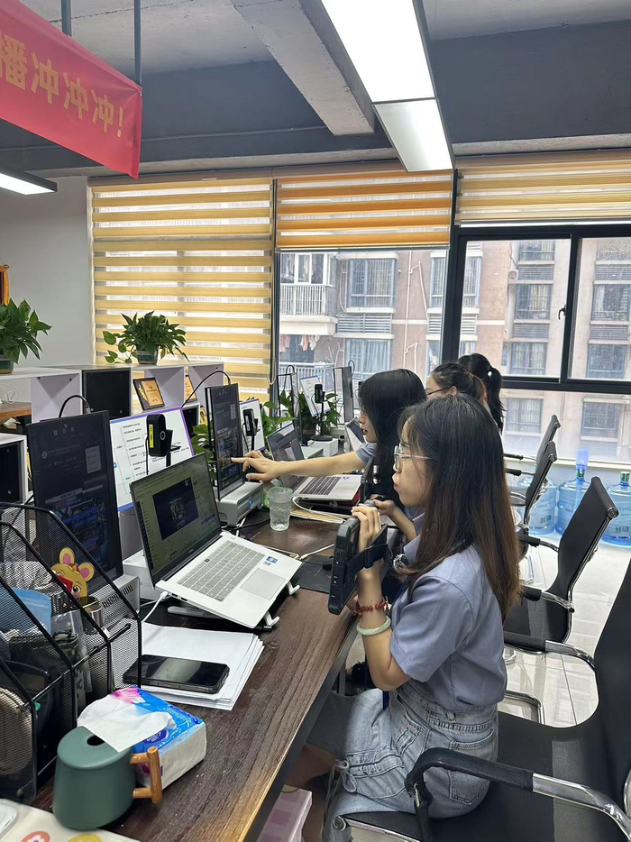 跨境直播涌现工位直播新模式 图片来源：每经记者 陈婷 摄