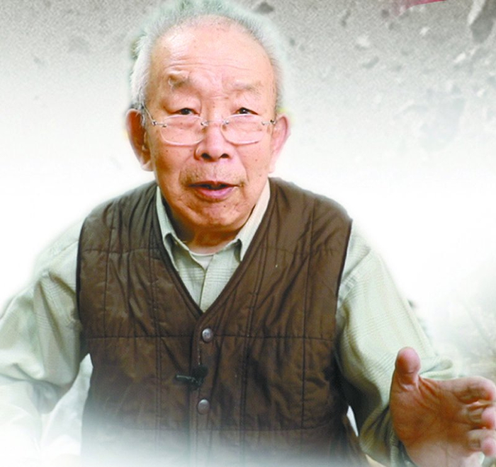 　　周孝春在丹东接受本报记者采访。摄影/李治宏