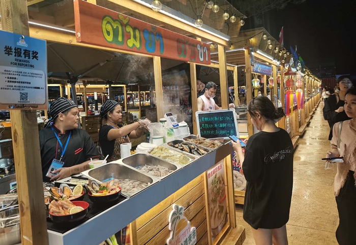 市集内的泰国小吃摊，经营者为泰国人（罗朴华/摄）