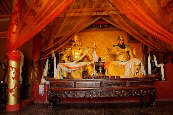 ▲拉萨关帝庙，藏语全称是“帕玛日格萨尔拉康”。庙中关公、格萨尔两位战神同台共享供奉，是汉藏文化交融的生动体现。