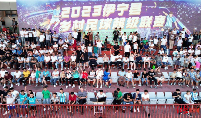 ↑观赛的球迷 刘春星 摄