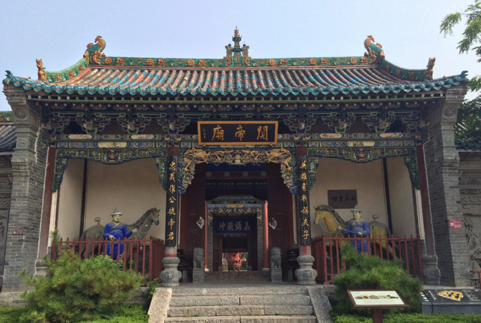 ▲西藏山南市关帝庙，位于泽当镇东端，建于18世纪中后期，坐东朝西，建筑基本格局是由西向东渐次升高的三级院落。