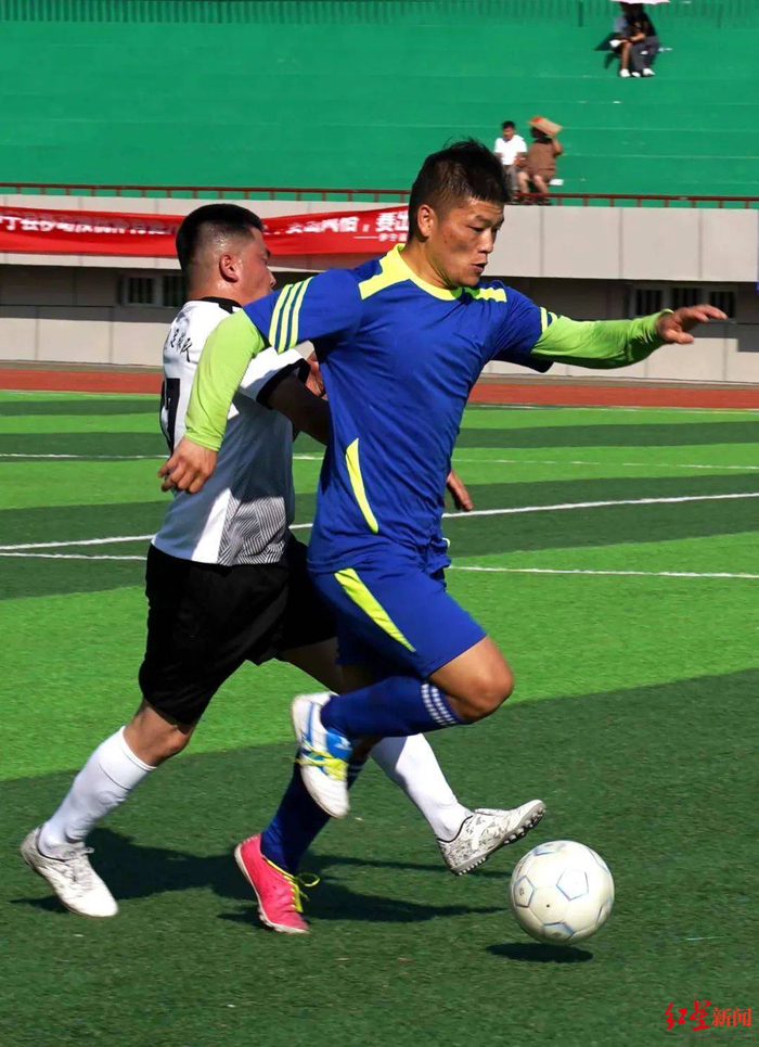 ↑球员积极拼抢 刘春星 摄