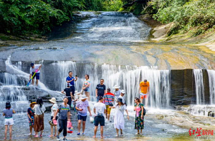 ↑石板河旅游区河道内水量充沛时，有不少游客 图据景区
