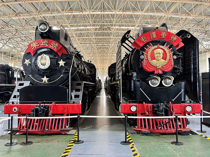 “毛泽东号”机车和“朱德号”机车