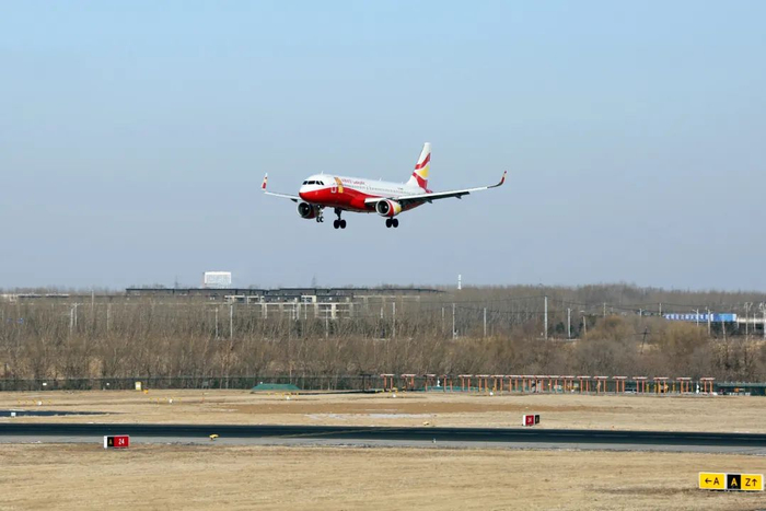 图注：祥鹏航空公司的空客A320飞机降落沈阳桃仙国际机场 图/IC