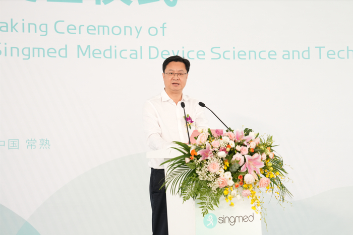 图 | 常熟市委常委、经开区党工委副书记、管委会副主任陈国栋为奠基仪式致辞